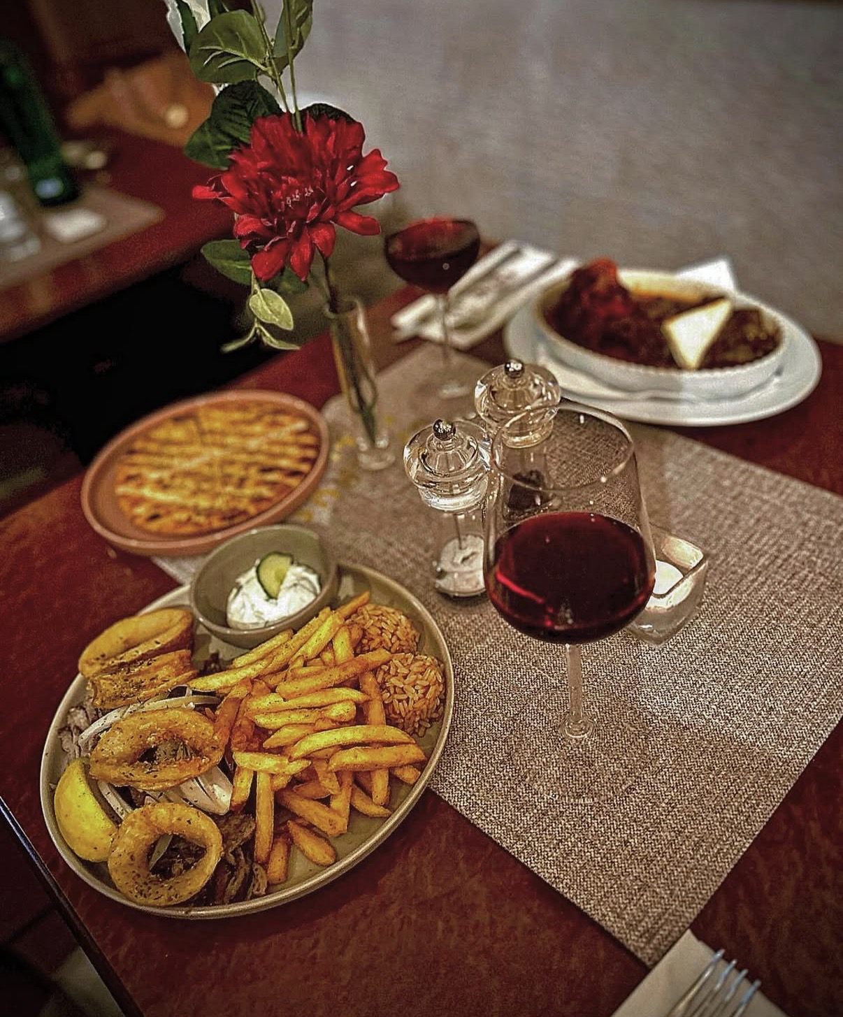 Gedeckter Tisch mit Speisen und Wein im Bacchus Keller